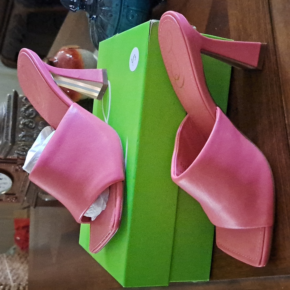 Sam ELDERMAN  New in box 3.25" heel